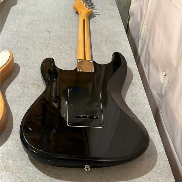 Black Electric Guitar with Maple Neck 1970s Hondo stratacaster as is for parts - Picture 2 of 8